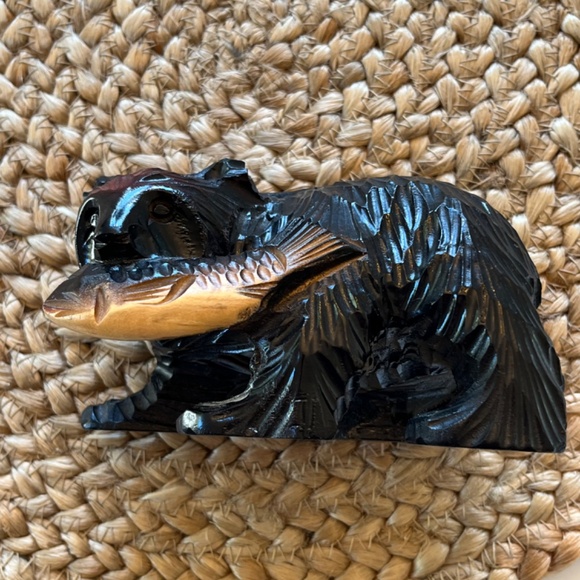 Artisan bear wood carving with fish unmarked likely Ainu art Hokkaido Japan - Picture 12 of 17